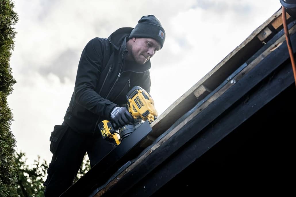 Tagdækker benytter boremaskine til tagdækning