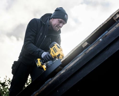 Tagdækker benytter boremaskine til tagdækning
